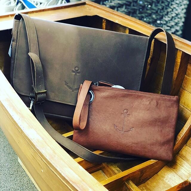 Batela over the shoulder leather messenger bag and wristlet clutch. Did I mention we ship?!! #windjammeremporium #shoplocal #batela #batela1991 #leather #leatherbags #beautiful #boothbayharbor #weship📦