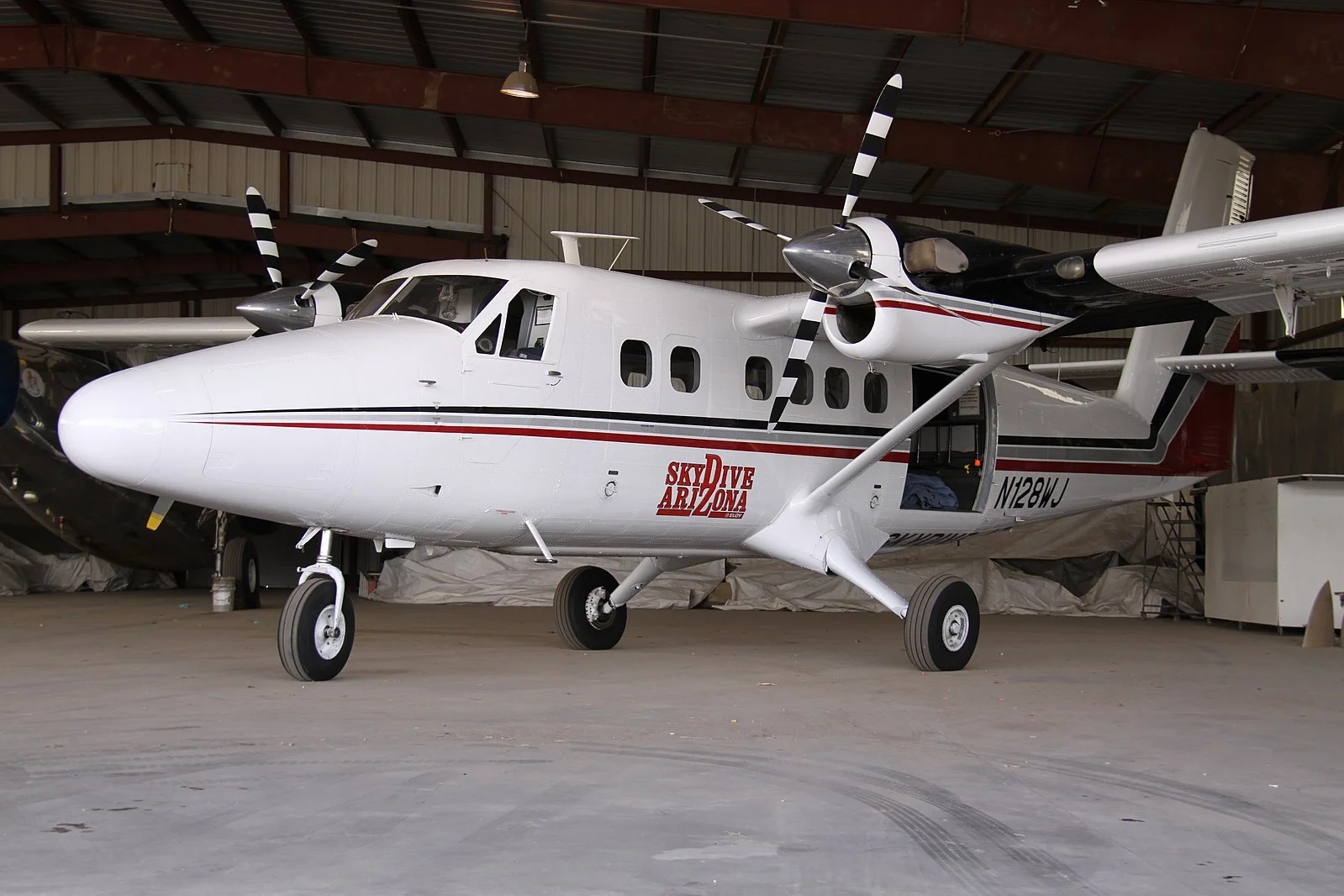 1599px-N128WJ_DHC-6_Twin_Otter_Skydive_Arizona_(8877713790).jpg