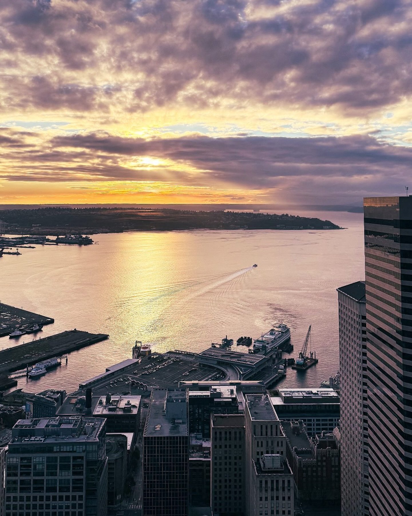 Seattle in November.
&bull;
&bull;
&bull;
&bull;
#seattle #sunset #northwestsunsets #seattlewashington #downtownseattle #seattlesunset #westcoast_exposures #westcoastbestcoast