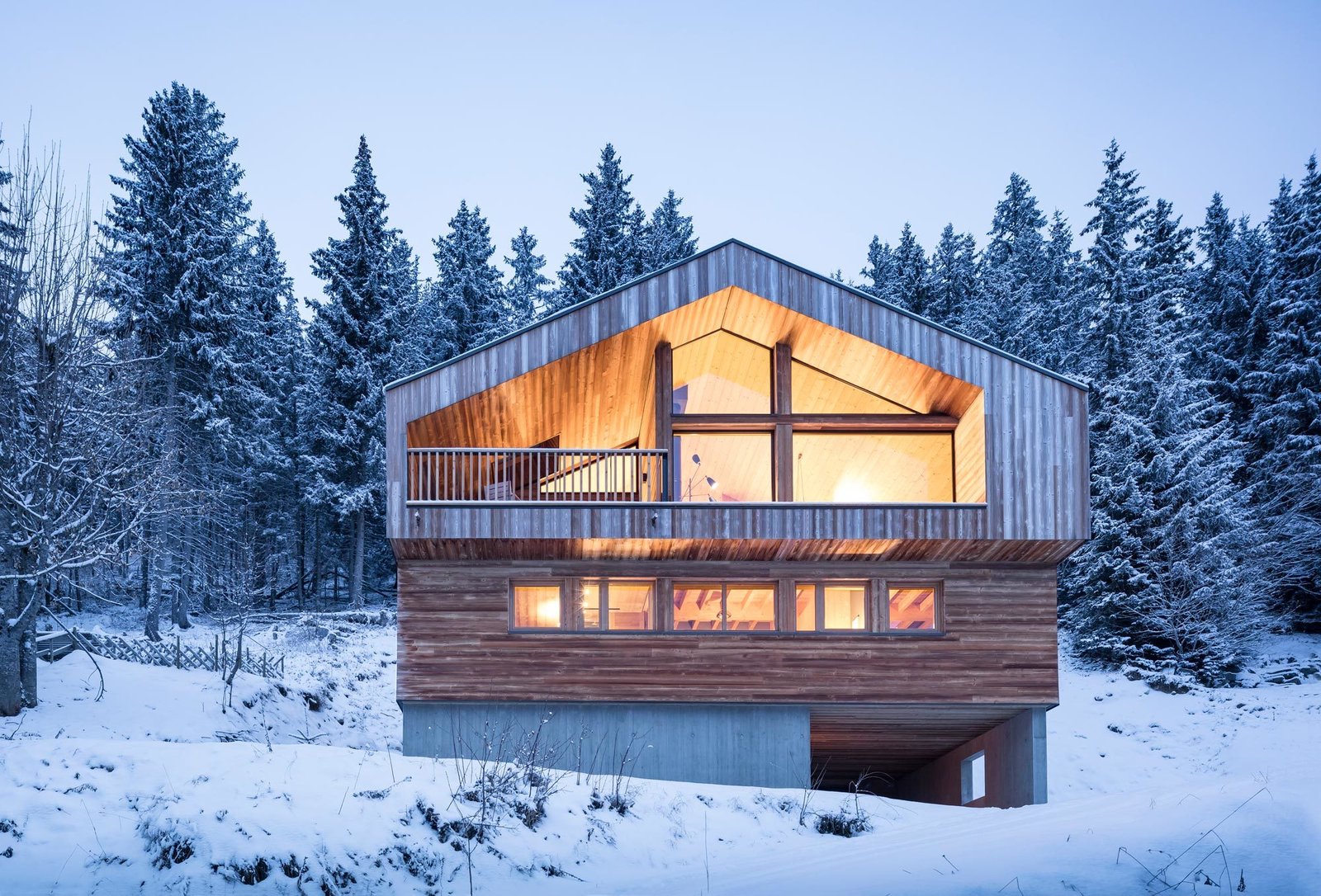 the-base-of-this-cabin-is-constructed-out-of-cast-in-place-concrete-with-formwork-using-the-same-wood-as-the-floor-cladding-above.jpg