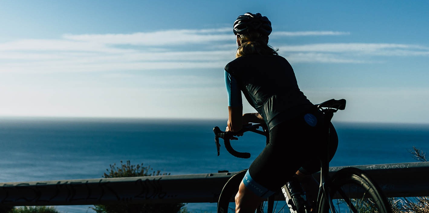 train2win+endurance+coaching+athlete+girl+looking+to+the+ocean.jpg