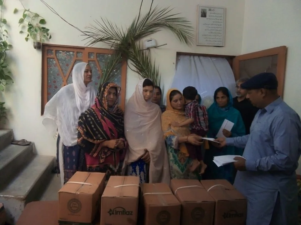 Distribuzione di generi alimentari e sostegno alle famiglie in Pakistan