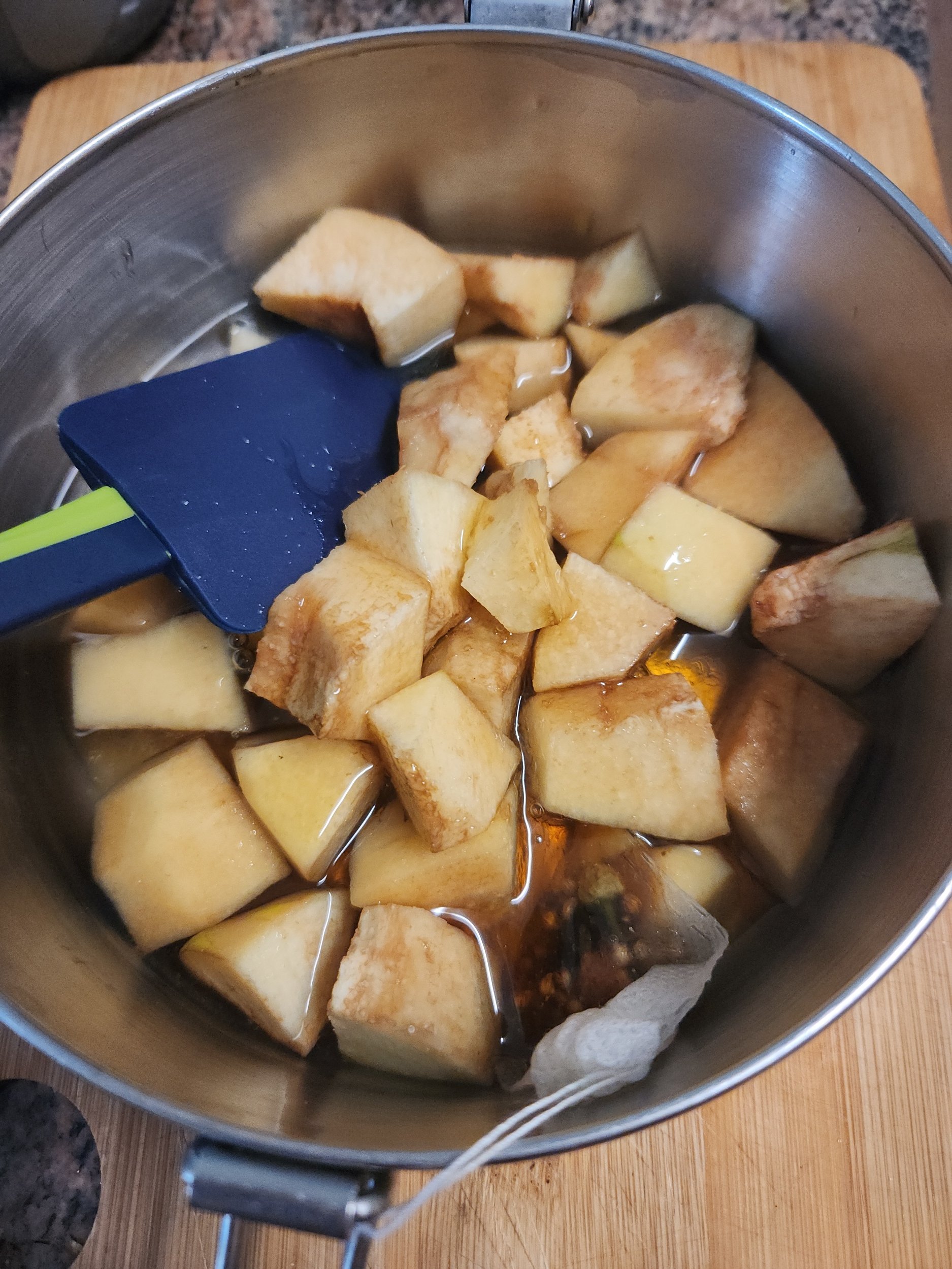 Chopped quince with spices