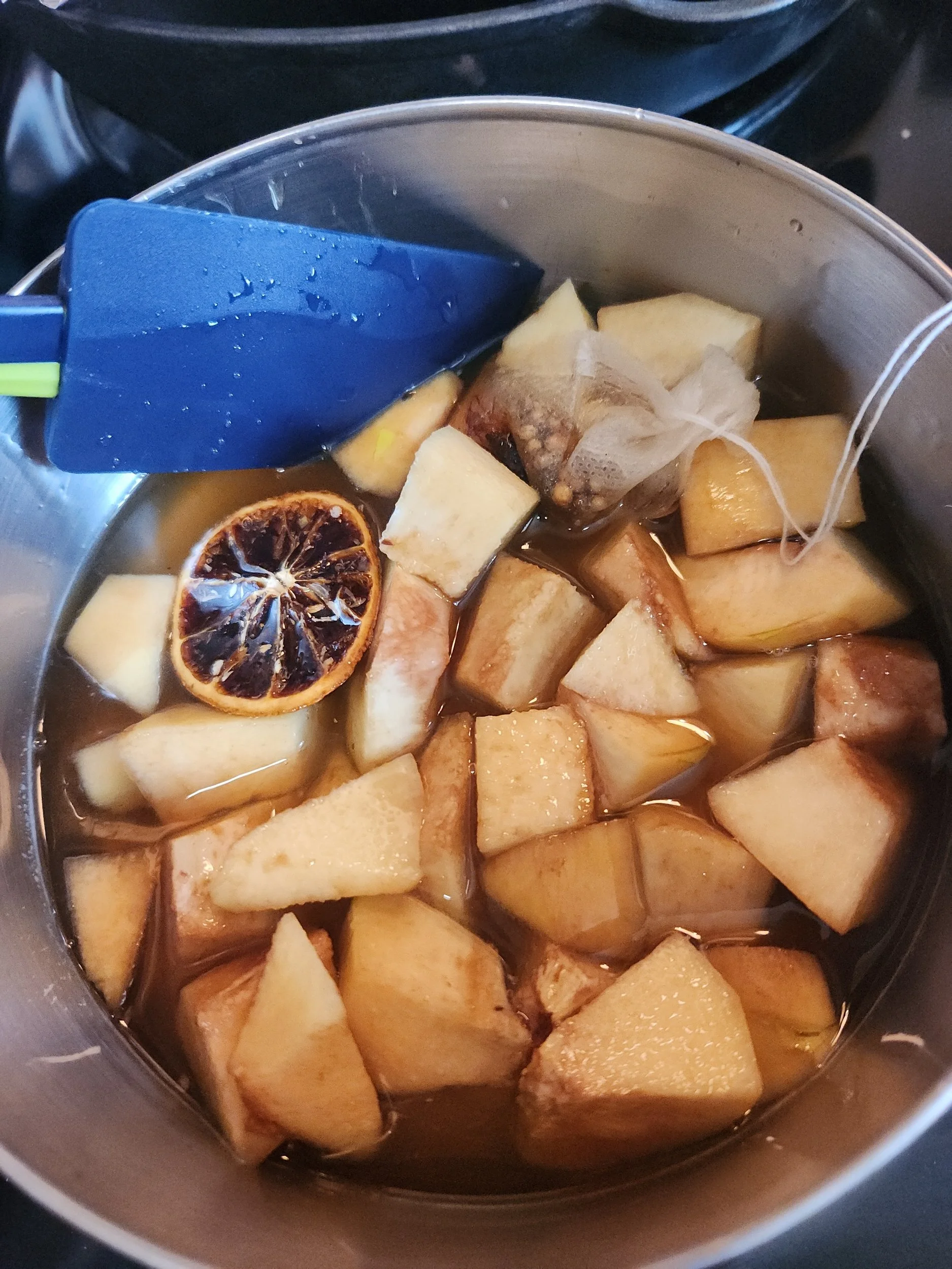 Chopped quince with honey and spices