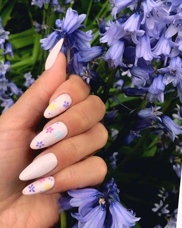 Blossoming bluebells and pretty spring flowers 💐
.
.
.
.
#semilac #semigirls #semilacnails #lakieryhybrydowe #paznokcie #paznokciehybrydowe #hybrydy #manicure #pastel #pinknails #squarenails #silvernails #followforfollowback #like4likes #solihullnai