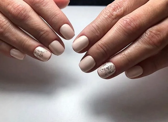 Cookies and cream sparkles ✨
.
.
.
.
.
#semilac #semigirls #semilacnails #lakieryhybrydowe #paznokcie #paznokciehybrydowe #hybrydy #manicure #glitternails #pinknails #ombrenails #pink #almondnails #solihull #followforfollowback #like4likes #nailsofin