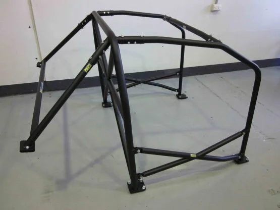 AGI-Nissan-Skyline-R32-2013-CAMS-spec-Bolt-in-Statel-level-Option-D-cage-with-X-door-bars-side-pic-on-floor-555x416.jpg
