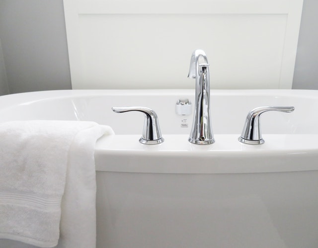 Taking a detox bath is a great way to help your body gently rid itself of toxins. A detox bath is just like a regular bath except you add baking soda, epsom salts, or raw apple cider vinegar to aid in detoxing. Holistic health services provided by Amy Mihaly, the Be Well Clinic.