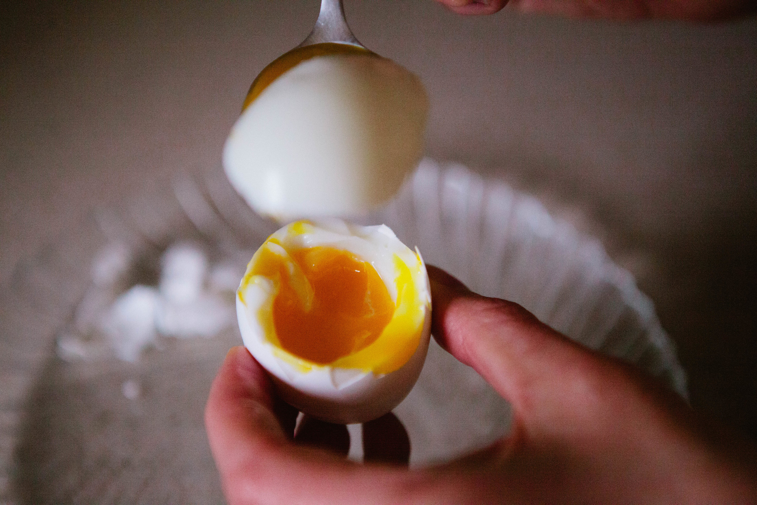 Кто такой желтков. Egg yolk and White. Soft boiled Eggs. Soft-boiled Egg Queen Breakfast. Soft-boiled Egg England.