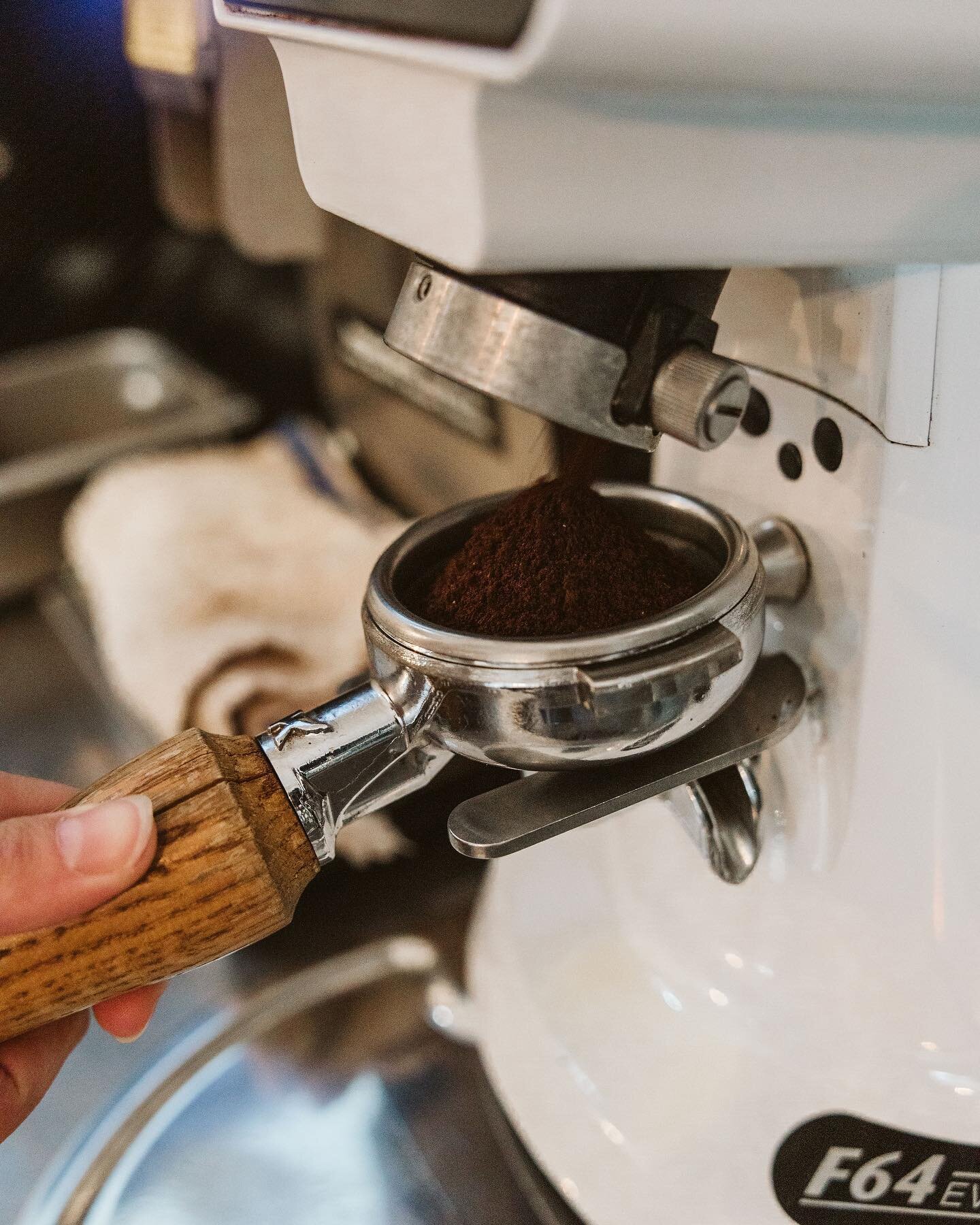 Swipe to brew &gt;&gt;&gt;

Open till 5pm for the rest of the week ☕️🍪

#barista #baristalife #coffeeshop #espresso #espressomachine #espressoshot
