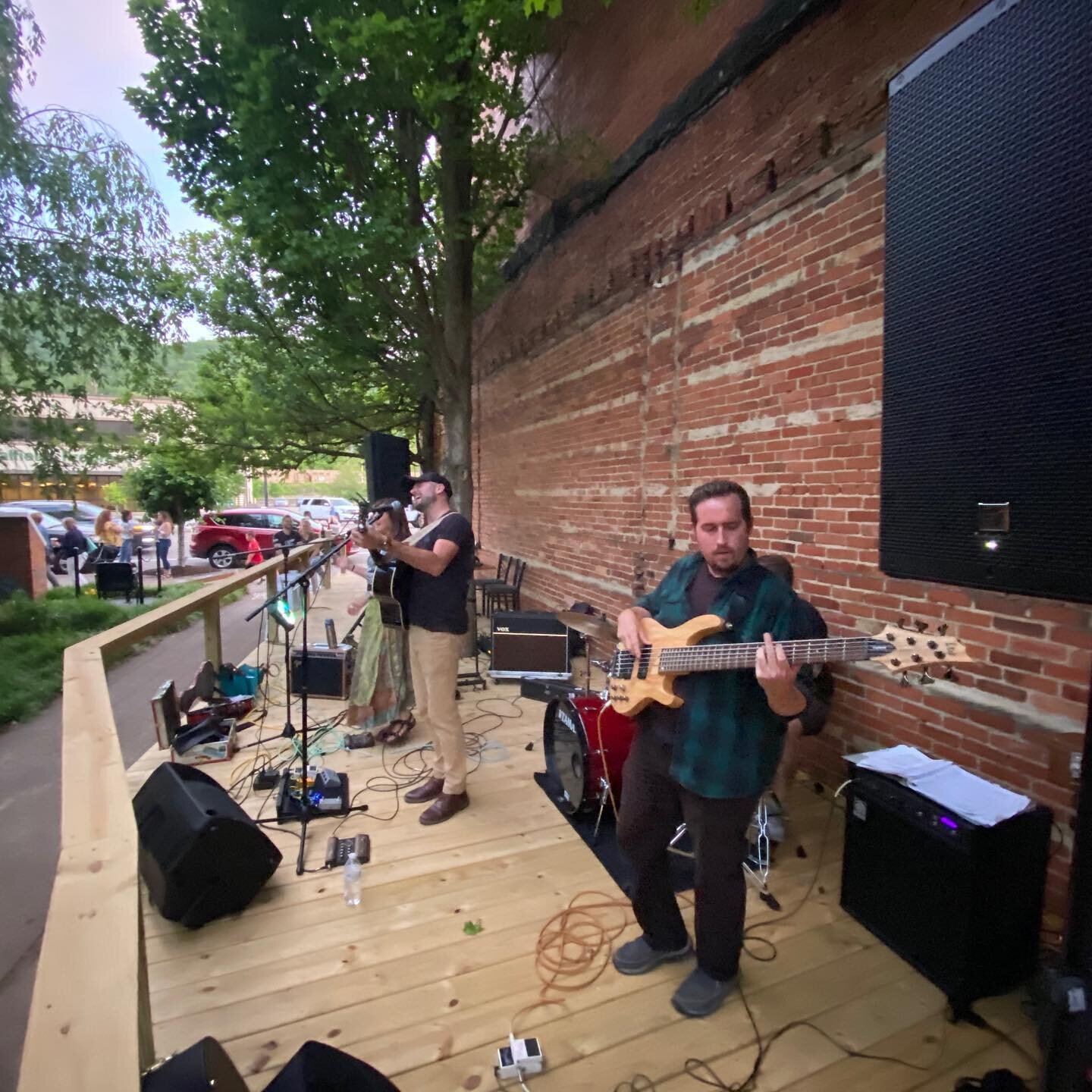 Great times last night at our Courtyard Block Party at the lounge in Norton! 🎸🤘🏼Appreciate everyone that came out to enjoy this unique gathering place! Already planning the next one 😎#DoGoodThings #LincolnRoadRoastery

@lincolnroadcoffeelounge