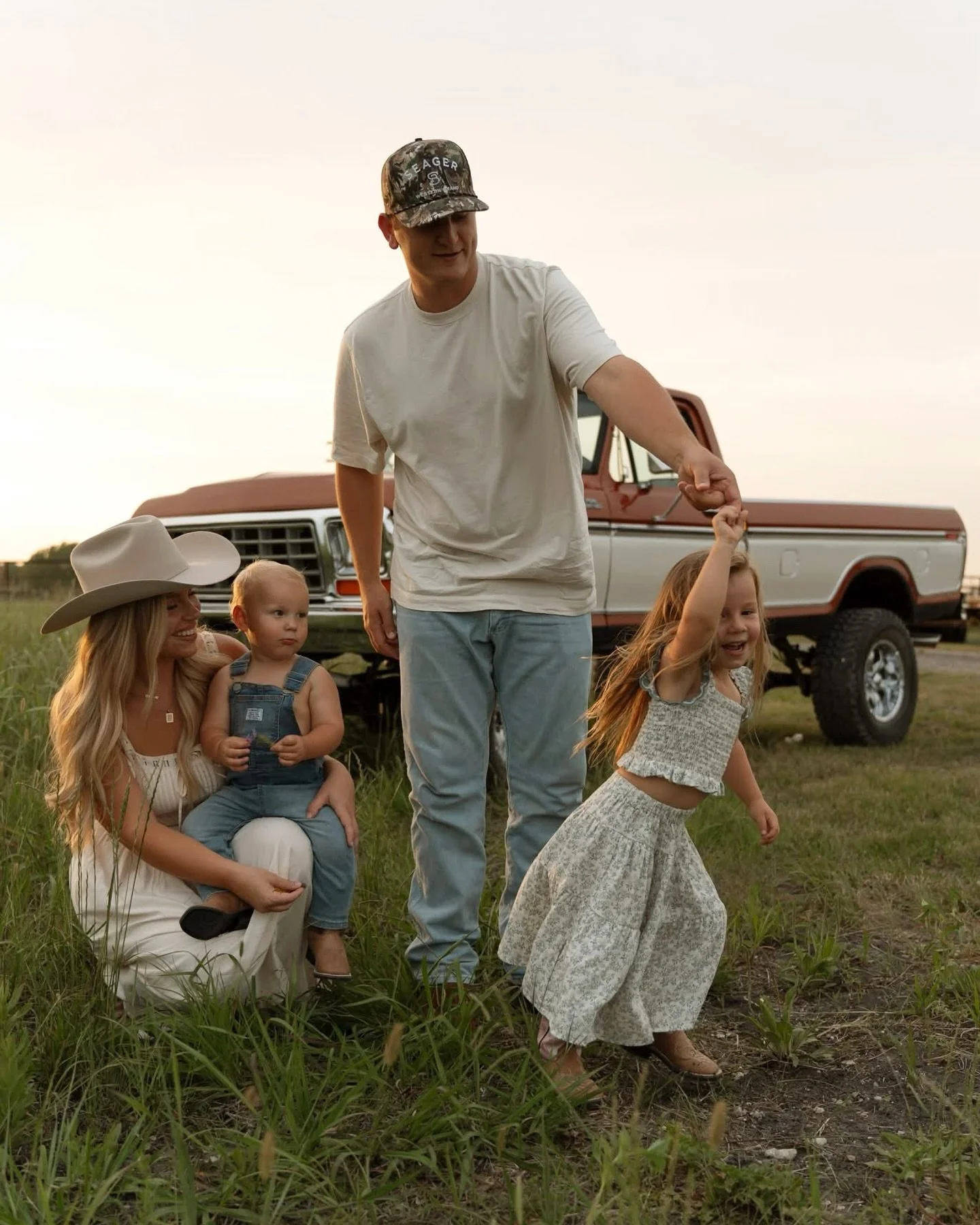 happy friday friends - I hope your week was full of blessings and your weekend is slow and shared with the ones you love most. 

my fall calendar is booking out, message me if you&rsquo;d like to capture the season! I would love to document your days