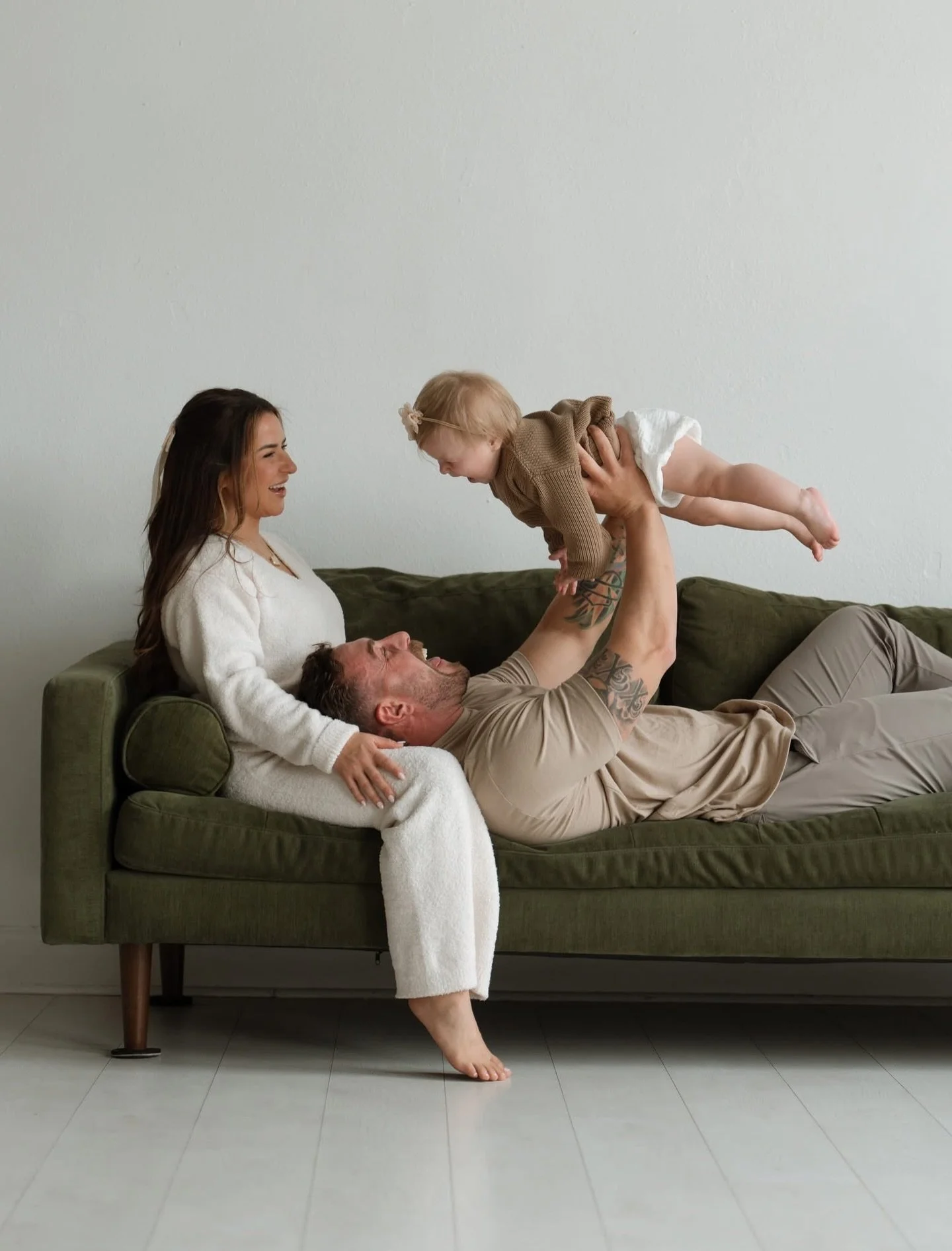 I promise you . . . you&rsquo;ll never regret taking the photos, only not having them or wishing you had more. ❤️ document your days. 

ready all the slow indoor and studio sessions this season, i am here for it and for you guys.