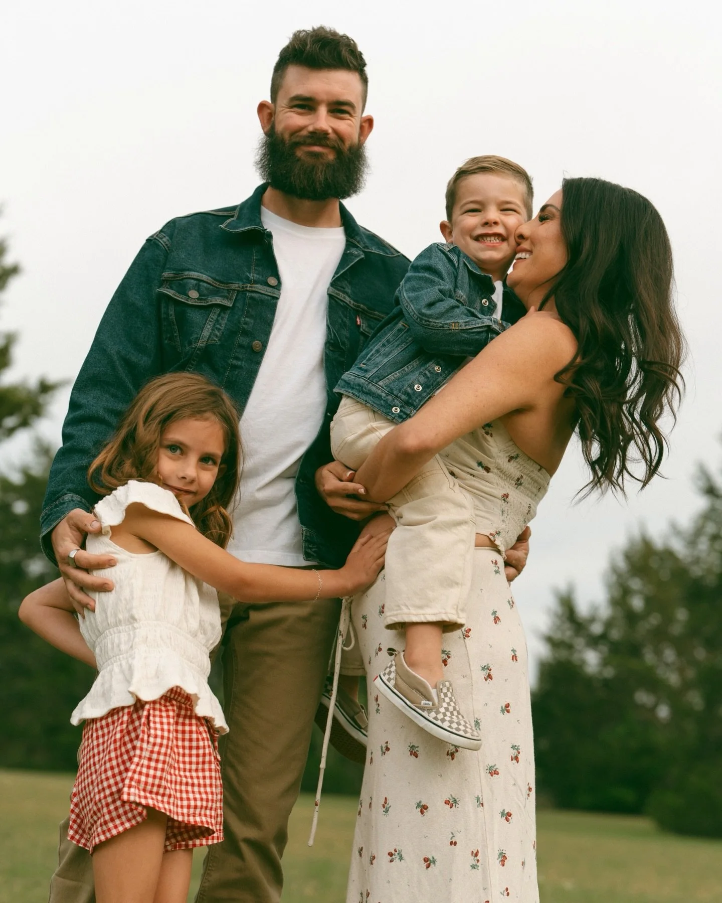 Another one joins the bunch ❤️🍓 I adore these guys and am so happy for this sweet, growing family. I love how this session was brought to life - I love documenting your days &mdash; 

This week I want to share another artist behind camera with you ❤