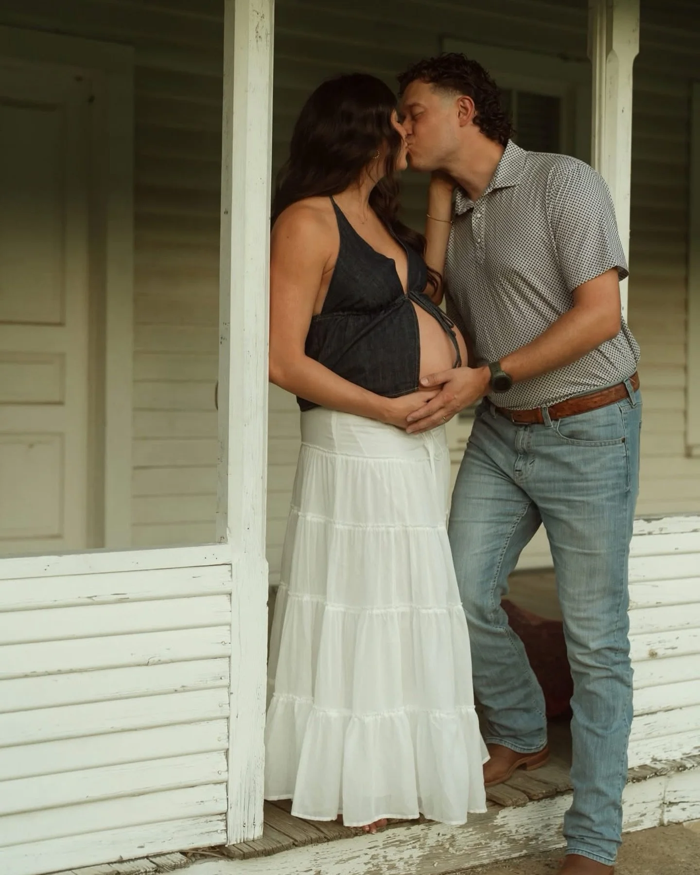 Somewhere in the middle of nowhere. ALL THE BABY LOVE THIS SEASON. Cannot handle these two cutie parents to be.

This week I want to share another artist behind camera with you @assuredimage_lish