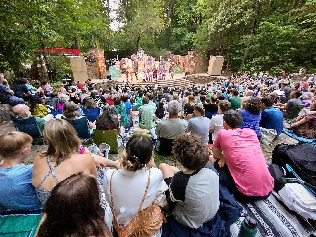 Full house for Paperhand Puppet Intervention tonight! Such a lovely, receptive audience. We love warming up the crowd for these lovely puppets! 🪕🎪
#paperhandpuppetintervention #puppets #curtiseller #curtisellersamericancircus #chapelhill #forestthe