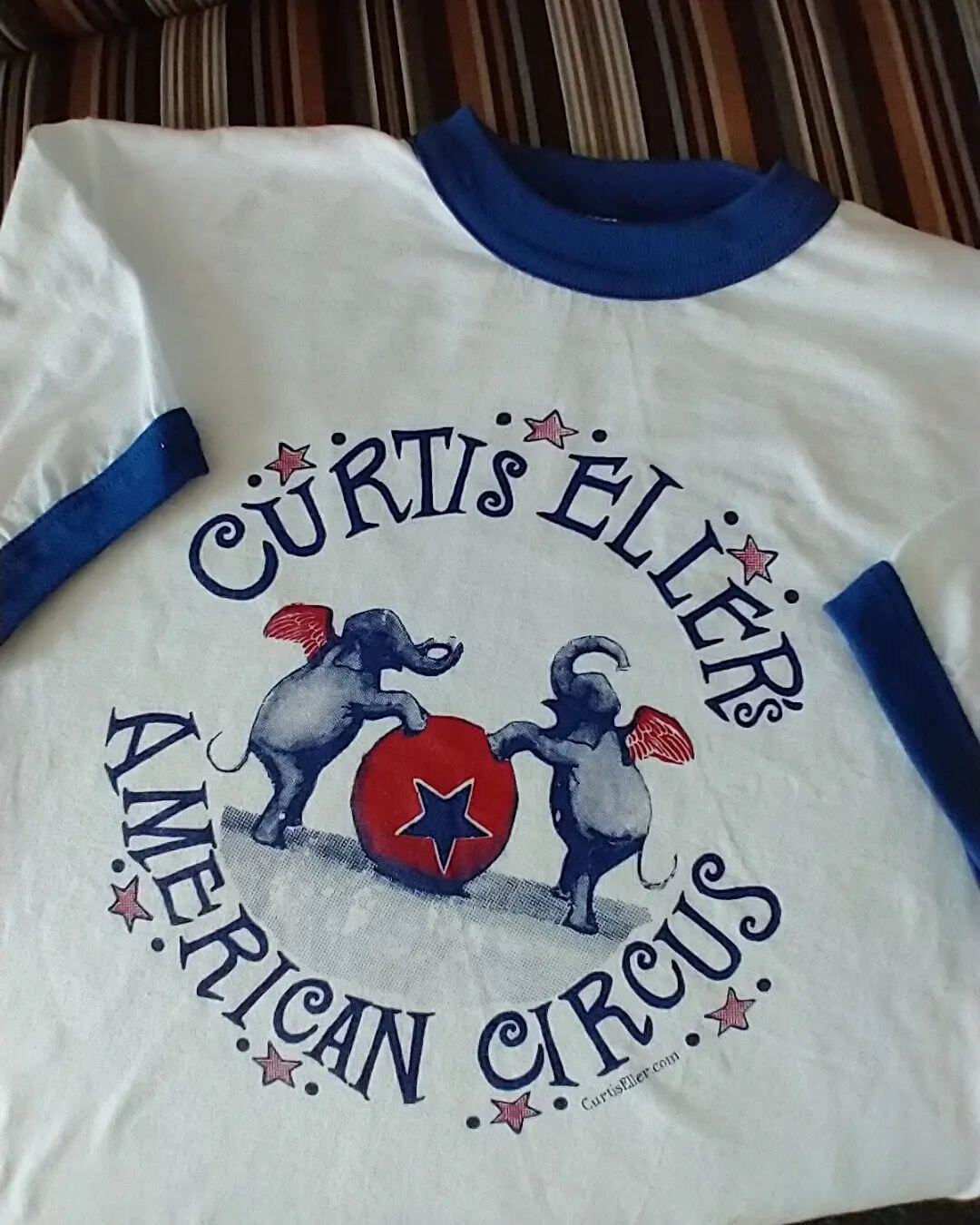Dig these groovy new American Circus t-shirts! Hot off the press just in time for my UK tour! 🪕🐘
---
#curtiseller #curtisellersamericancircus #durhamshortrunshirts #tshirt #tshirtdesign #elephant #circus #ringertee #uktour @curtisellermusic @durham