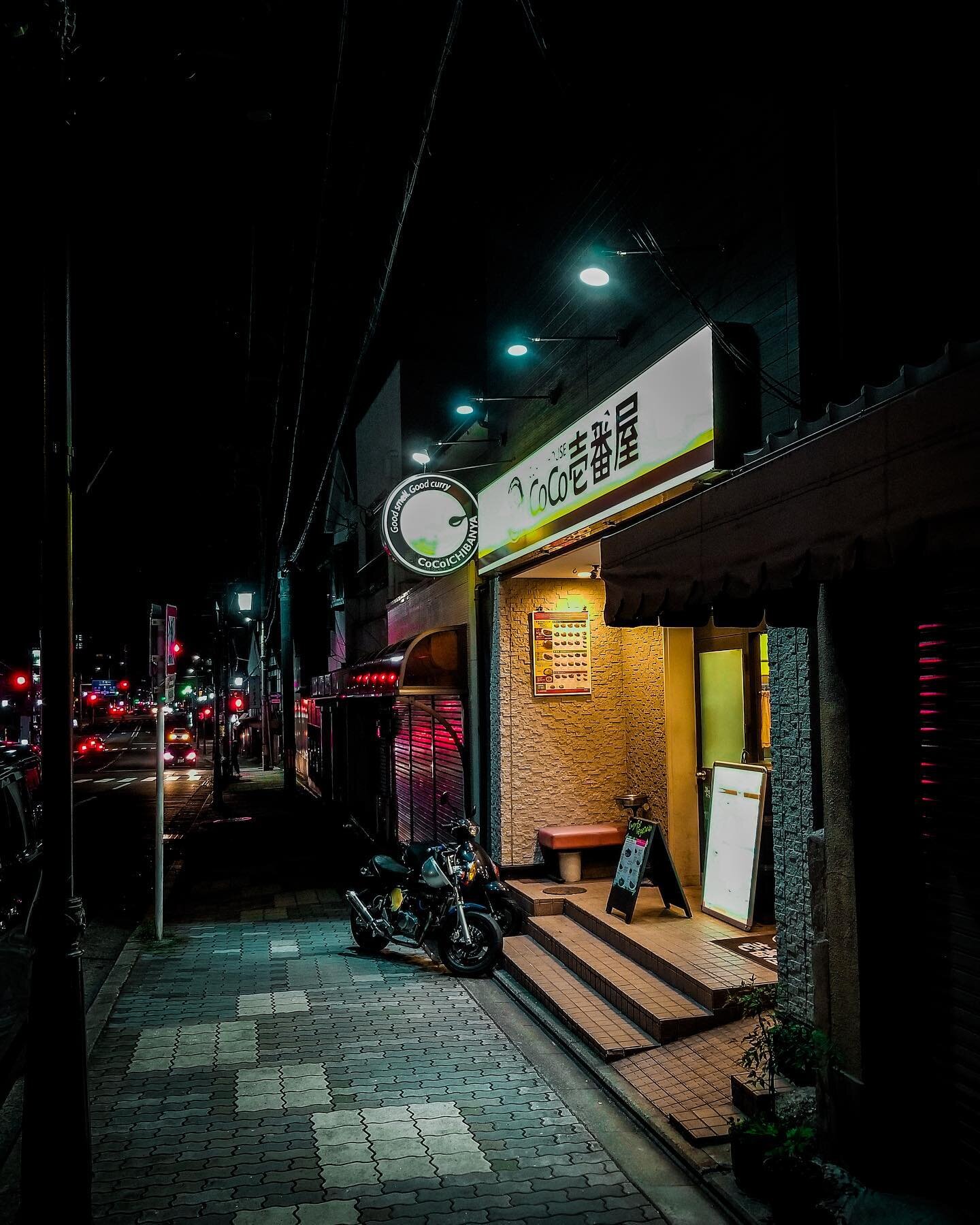 From the archive: looking through pictures from when we could still travel. Japan was one the best experiences I&rsquo;ve had. This was taken walking around Kyoto in the middle of the night. 
#kyoto #japan #citiesatnight #moodedits #walksatnight #urb