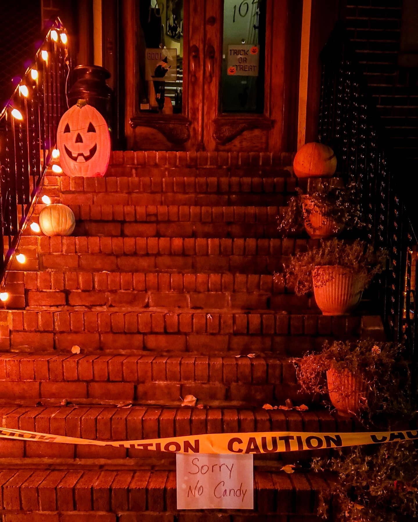 Happy Halloween 🎃 
Quiet night in Greenpoint. 
Keep safe everyone and let's get through 2020. 

#nycphotography #brooklyn #nyc #jackolantern #trickortreat🎃 #trickortreat #nightwalk #nightphotography #halloween #2020