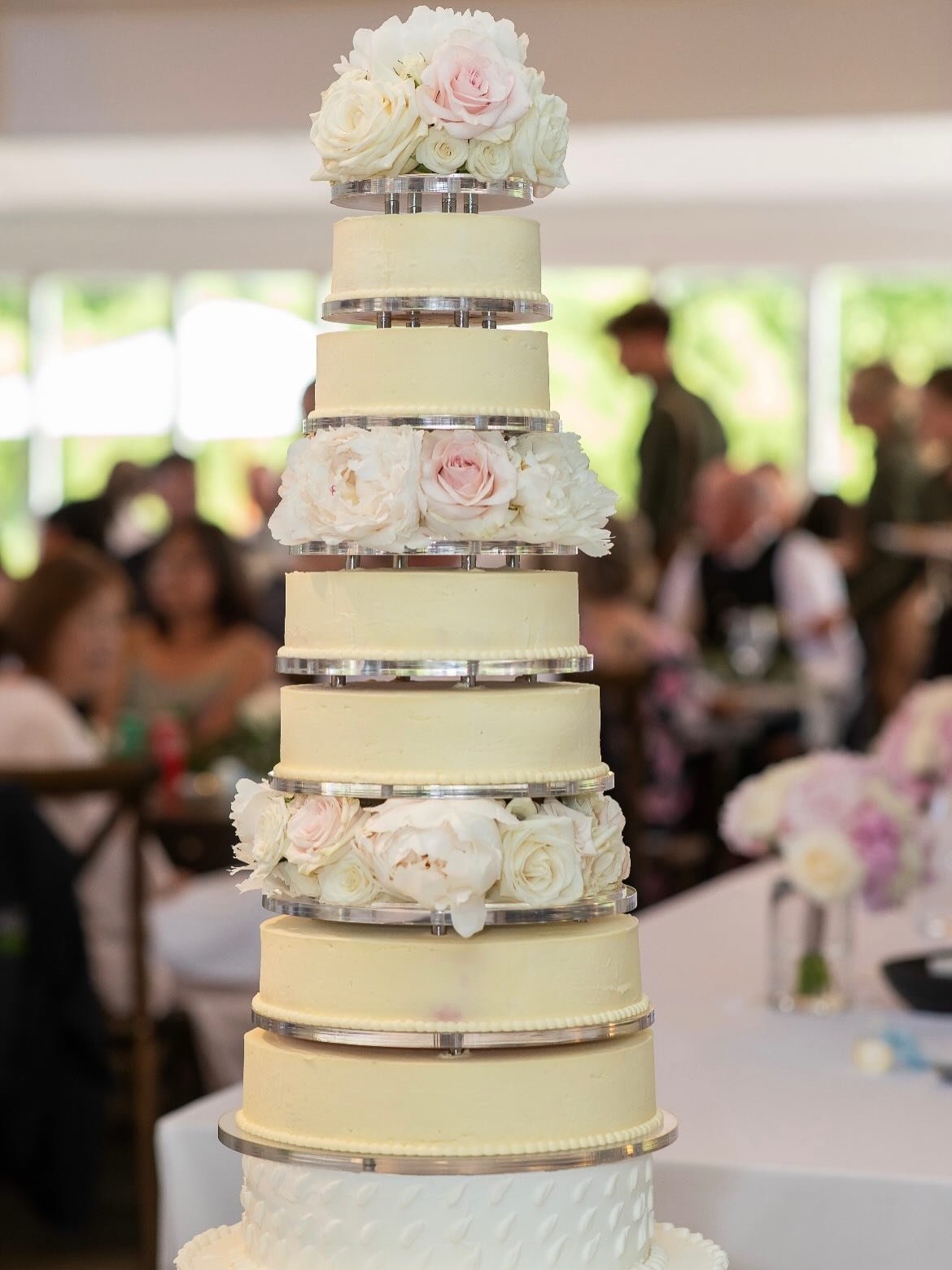 Amazing cake 10 tiers high, with 3 tiers made up with our flowers 🤍
