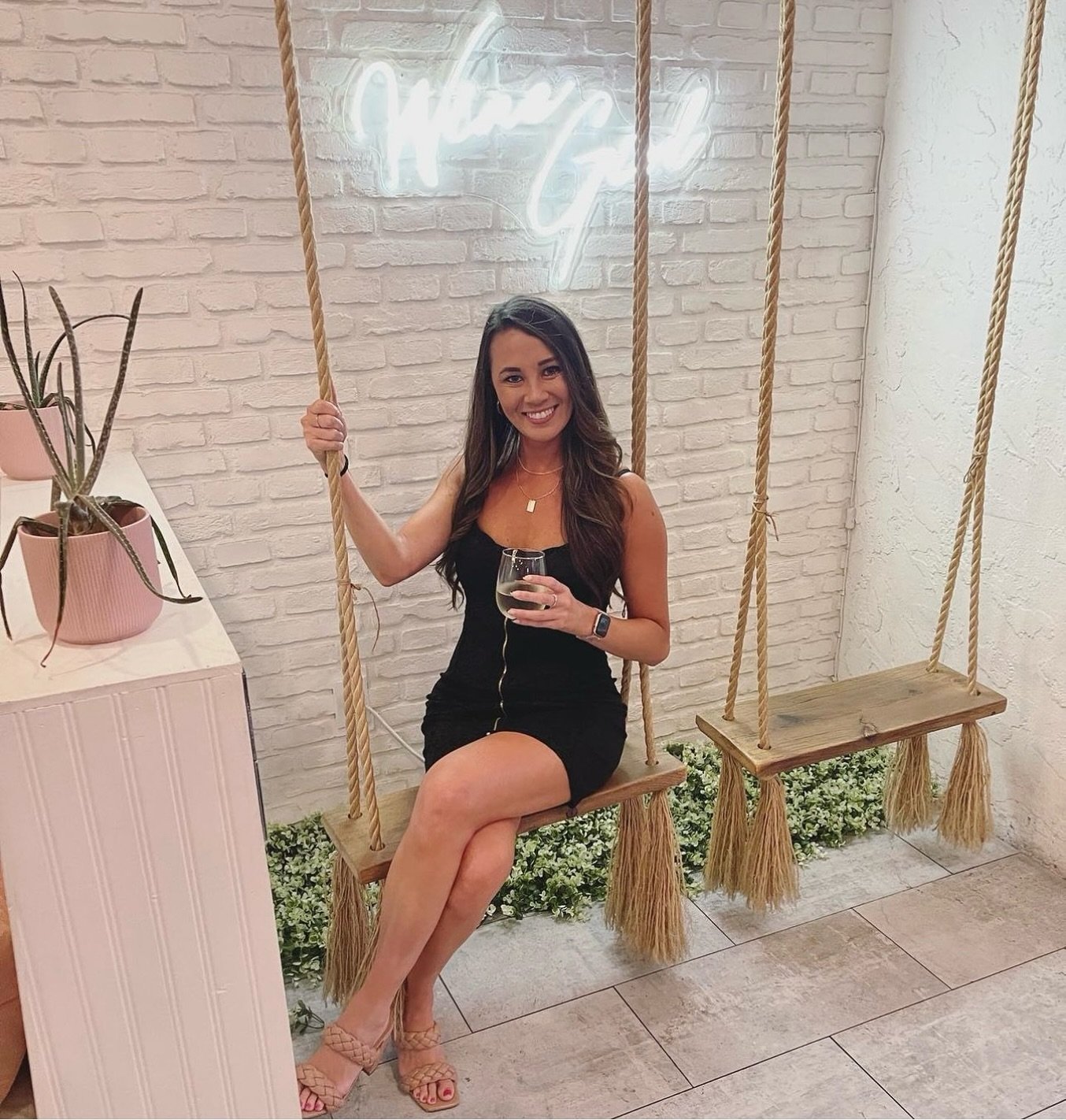 Did you know at @sweetlybronzed ~ we walk you through the custom cocktail mix for your spray tan every time?

We are all about personalization and exclusivity. We chat about it with you, take notes, so that anyone you at SB see knows exactly what YOU