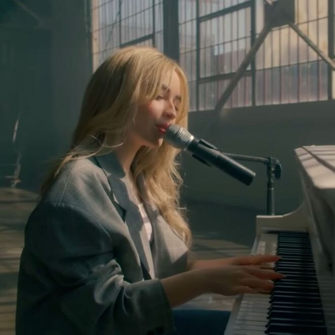 762714973704e6796e0bde393ff2d4fe60-sabrina-carpenter.2x.rsquare.w330.jpg