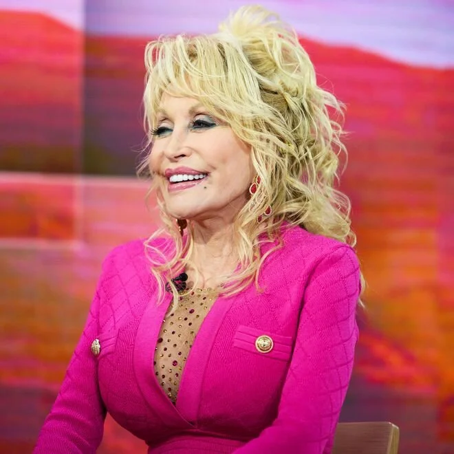 db7e68de49a216a0a14fb84f42f68cb7df-dolly-parton.2x.rsquare.w330.jpg
