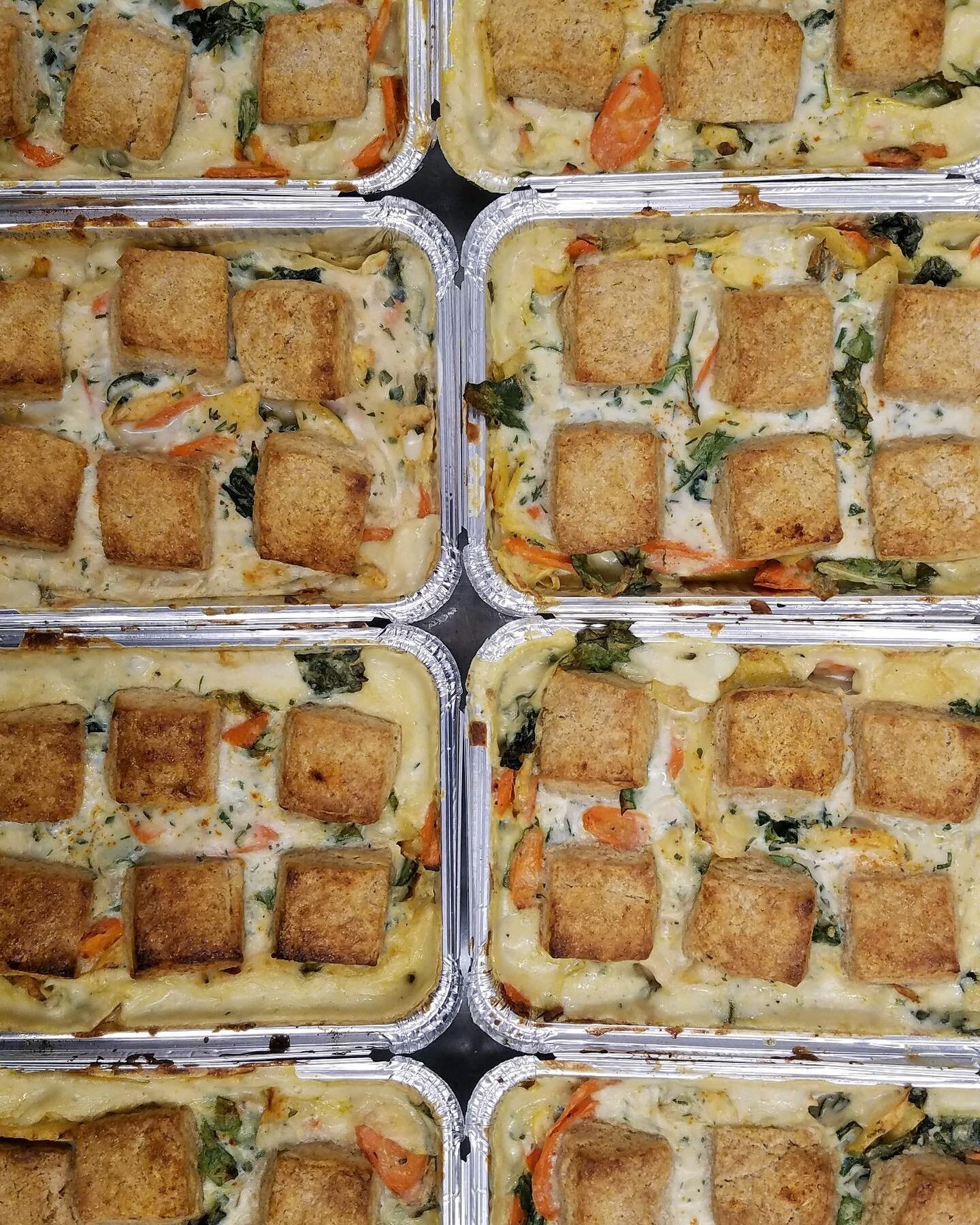 🚨 Wednesday Supper 🚨 Biscuit pot pie - roasted veggie or chicken, take your pick. We have limited quantities, so call ahead to reserve yours! Add our lemony green salad, a bottle of wine, and Della 🍪 to round it out. #foodthatmakesyoufeelgood #del