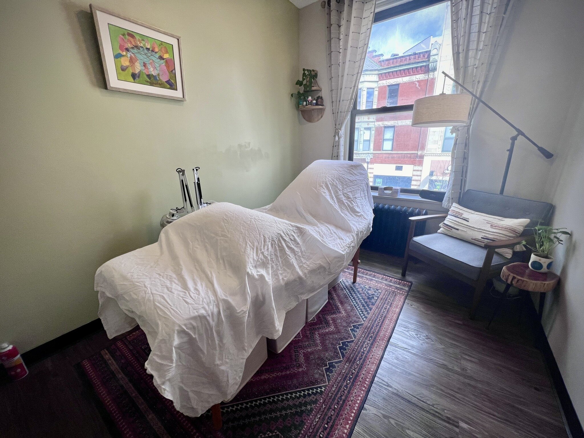 Did you know that acupuncture is SAFE and even ENCOURAGED during pregnancy? 

I have worked with many folks on things like nausea, fatigue, pain, miscarriage prevention, and really anything else that can come up. Many of my patients report their preg