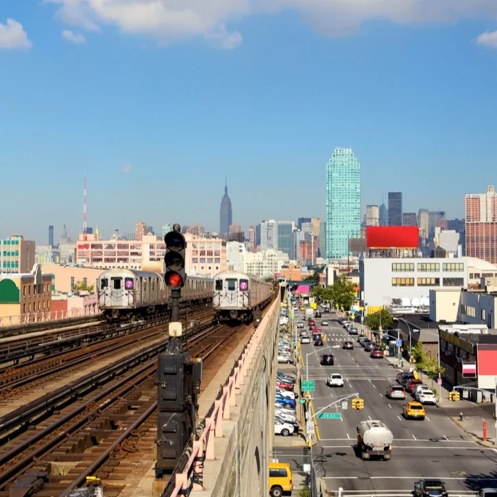 new-york-skyline-and-subway-train-PETBCDE.jpg