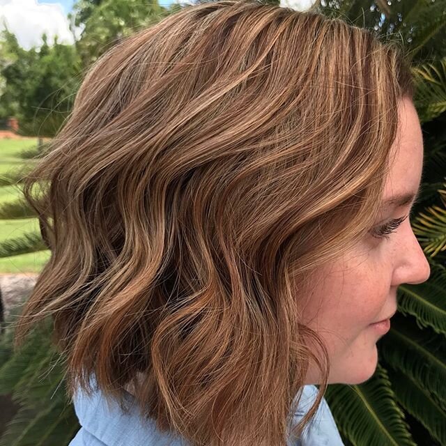 Kiera changed it up this week with a new do......could this be you?😉
⠀⠀⠀⠀⠀⠀⠀⠀⠀
A textured bob with honeycomb highlights..... Naturally Chic🍁 -
-
-
 #delorenzohaircare #aspyasalon #veganhair @delorenzohaircare  #palmerstonlife #palmerstonbusiness #t