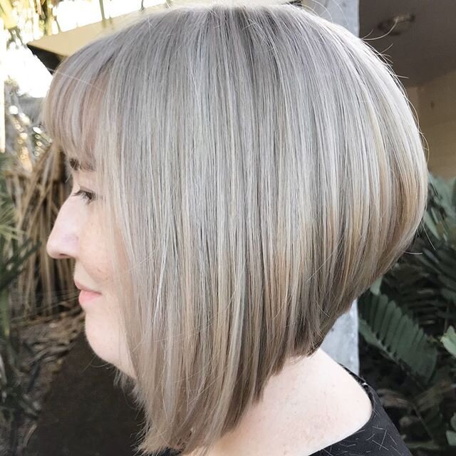 What a transformation! Swipe to check out Lorraines before✨ 
To remove this old faded green we did a full head of foils to remove as much green as possible, then toned with a beautiful pearl toner.. Hair by Kait😍 -
-
-
-
 #blondecolouristdarwin #bes