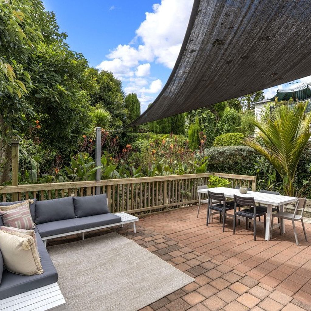 Head outside for a real secret garden in the city experience in this cute turn of the century villa in St Mary&rsquo;s Bay. Get in touch for more details :)
.
.
#finer #finerhomes #finerbydesign #villa #homestaging #aucklandhomestaging #outdoorstagin