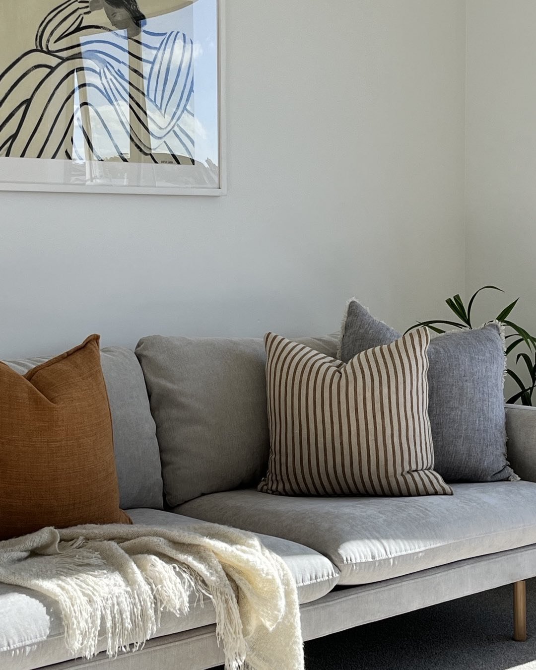 Stripes and sun 🌞 
.
.
#finerdetails #finersnippets #snippets #details #finerhomes #finerthingsinlife #finerthingsclub #finerhomestaging #homestaging #cushionlove #sneakpeak #homedecor #interiors #lounge #loungedecor #aucklandhomestaging #realestate