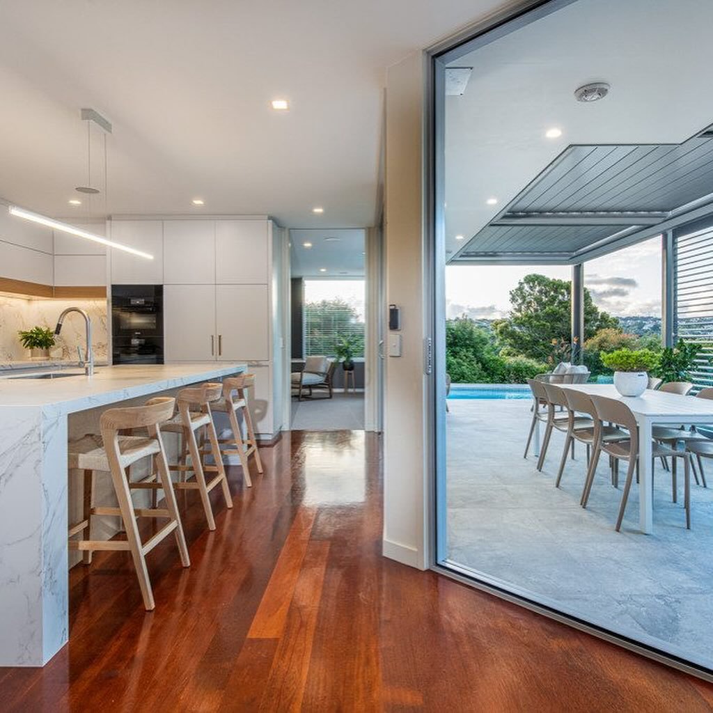 It will have you head over heels: 3a Kowhai Rd, Mairangi Bay. Architecturally designed by Allan Shanahan. 🖤
.
.
.
#finer #finerhomes #finerbydesign #architecture #architecturephotography #homestaging #nzhomes #aucklandrealestate #luxuryhomes #luxury