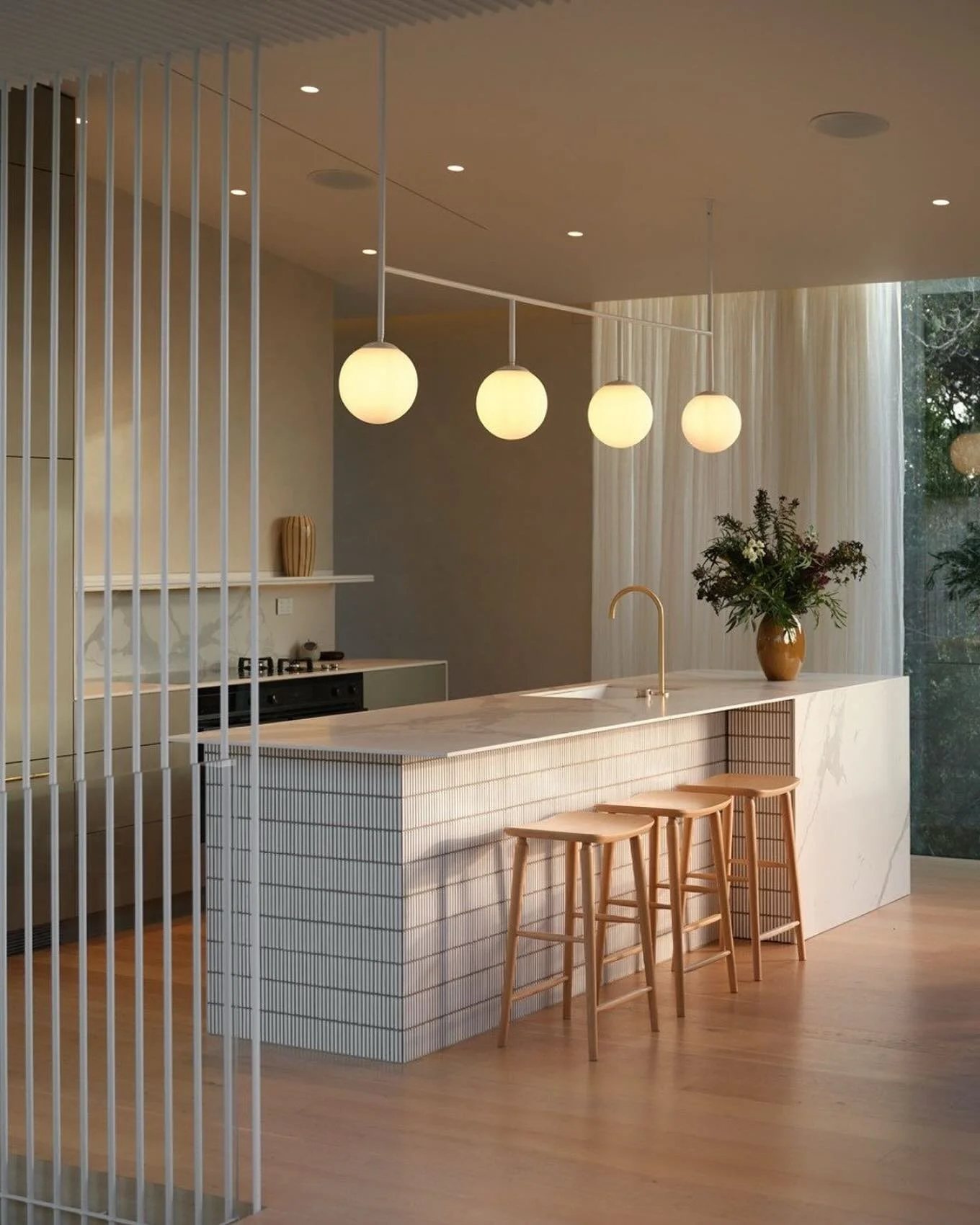 Loving the sleek design, warm lighting, and natural elements in this stunning kitchen of @alexandcorban 

📷 @hamishmelville 

#finer #finerhomestaging #interiors. #KitchenGoals #ModernDesign #InteriorInspo #HomeDecor