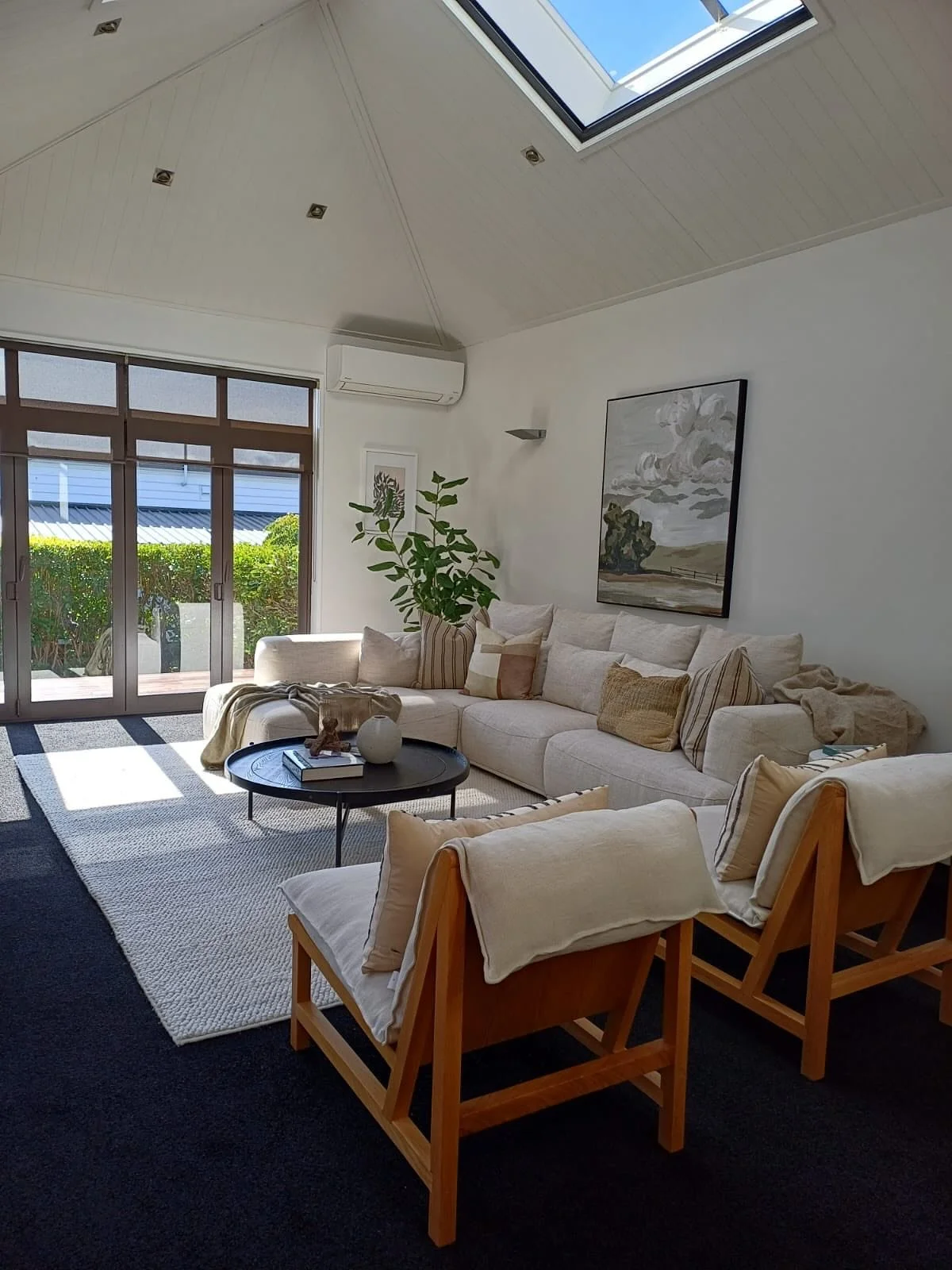 There&rsquo;s no surprise that this gorgeous home sold in under a month. 
.
Swipe for the before
.
#finerhomes #finerhomestaging #beforeandafter #lounge #interiors