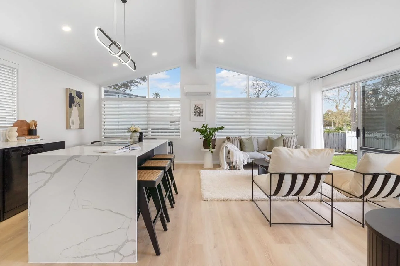I love how renovated 1970s homes can look so modern and fresh! The pitched roof and large windows make the space feel so airy and spacious, don't you think?!?
.
.
#finerhones #finerhomestaging #interiors #homestagingauckland