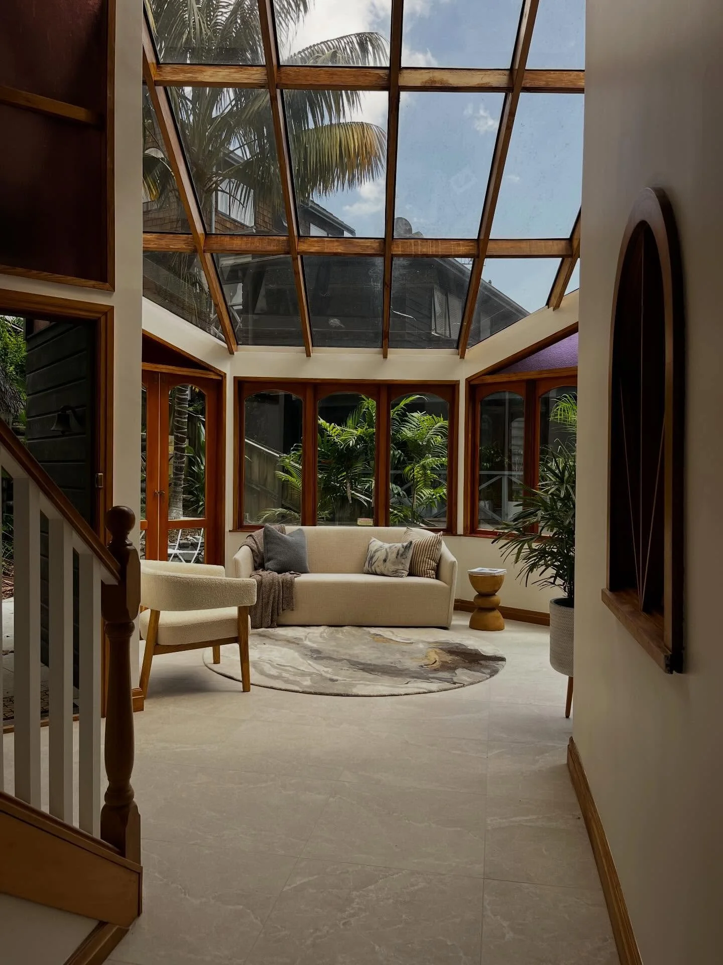 I&rsquo;m posting on the fly because it&rsquo;s just that time of year -  aaannnd how beautiful is this space. One of my favs this year and we have been staging some beautiful homes!!! 🥰
.
.
#homestaging #finerthings #finerhomes #characterdesign #ch