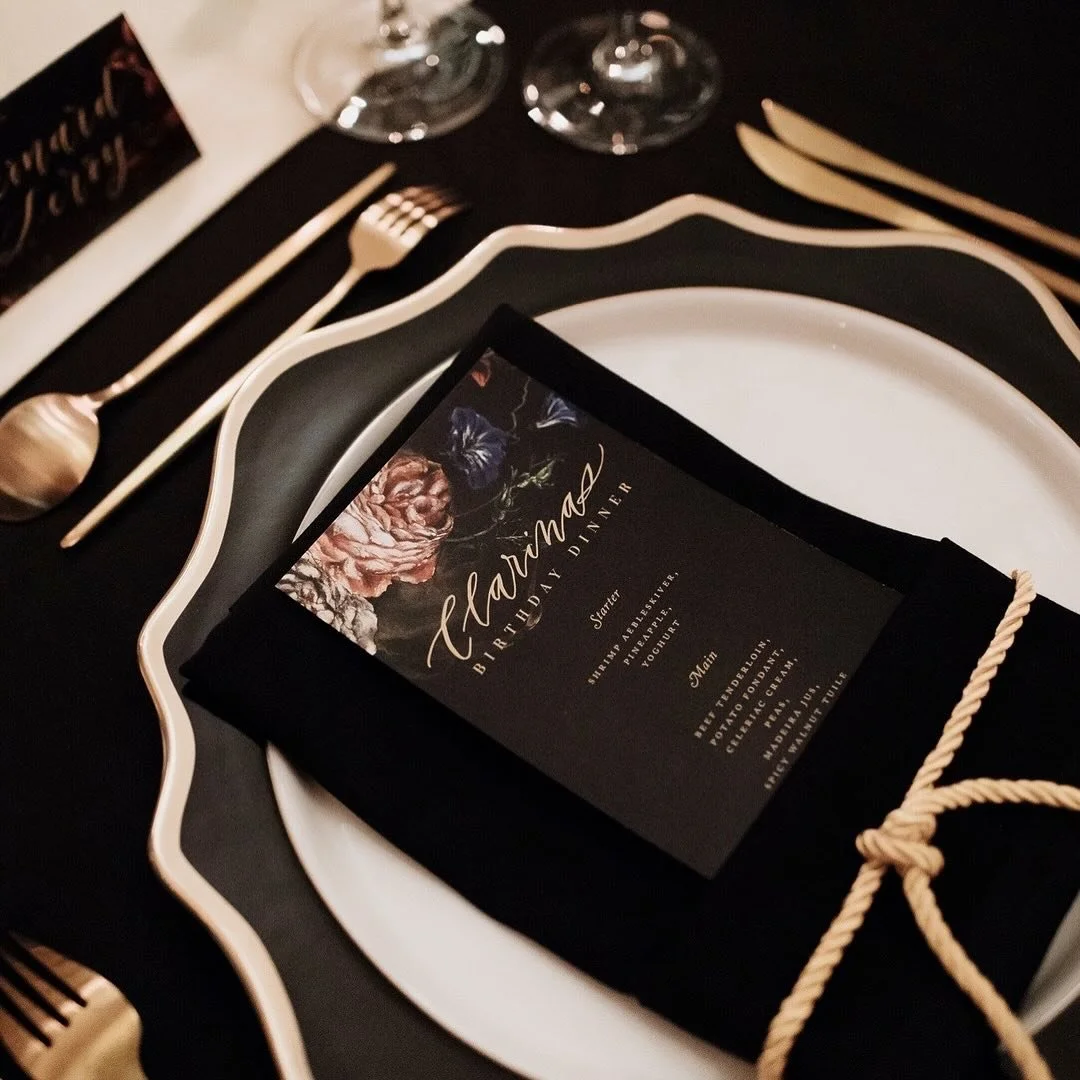 Fekete &eacute;s arany &ndash; az időtlen elegancia p&aacute;rosa. Asztal, ami &ouml;nmag&aacute;&eacute;rt besz&eacute;l. ✨ #asztaldekor #asztalstyling #rendezv&eacute;nydekor #esk&uuml;vőist&iacute;lus #esk&uuml;vőidekor #rendezv&eacute;nyst&iacute