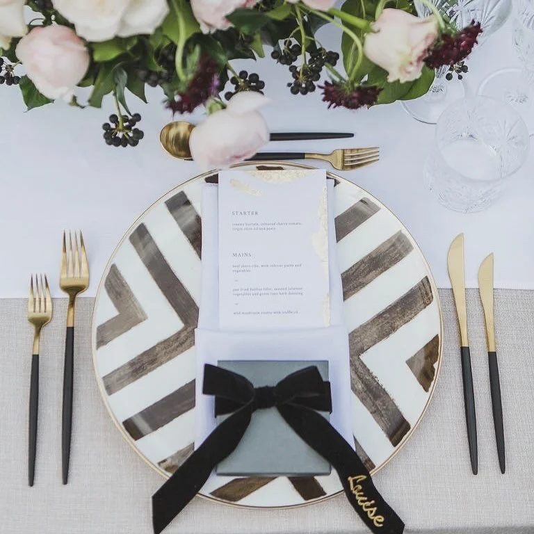 Minden r&eacute;szlet sz&aacute;m&iacute;t! 🎀 Eleg&aacute;ns ter&iacute;t&eacute;kek &eacute;s gy&ouml;ny&ouml;rű vir&aacute;gok, hogy a rendezv&eacute;nyed t&ouml;k&eacute;letes legyen. 🌸✨ #AsztaliDekor&aacute;ci&oacute; #Rendezv&eacute;nyB&eacute