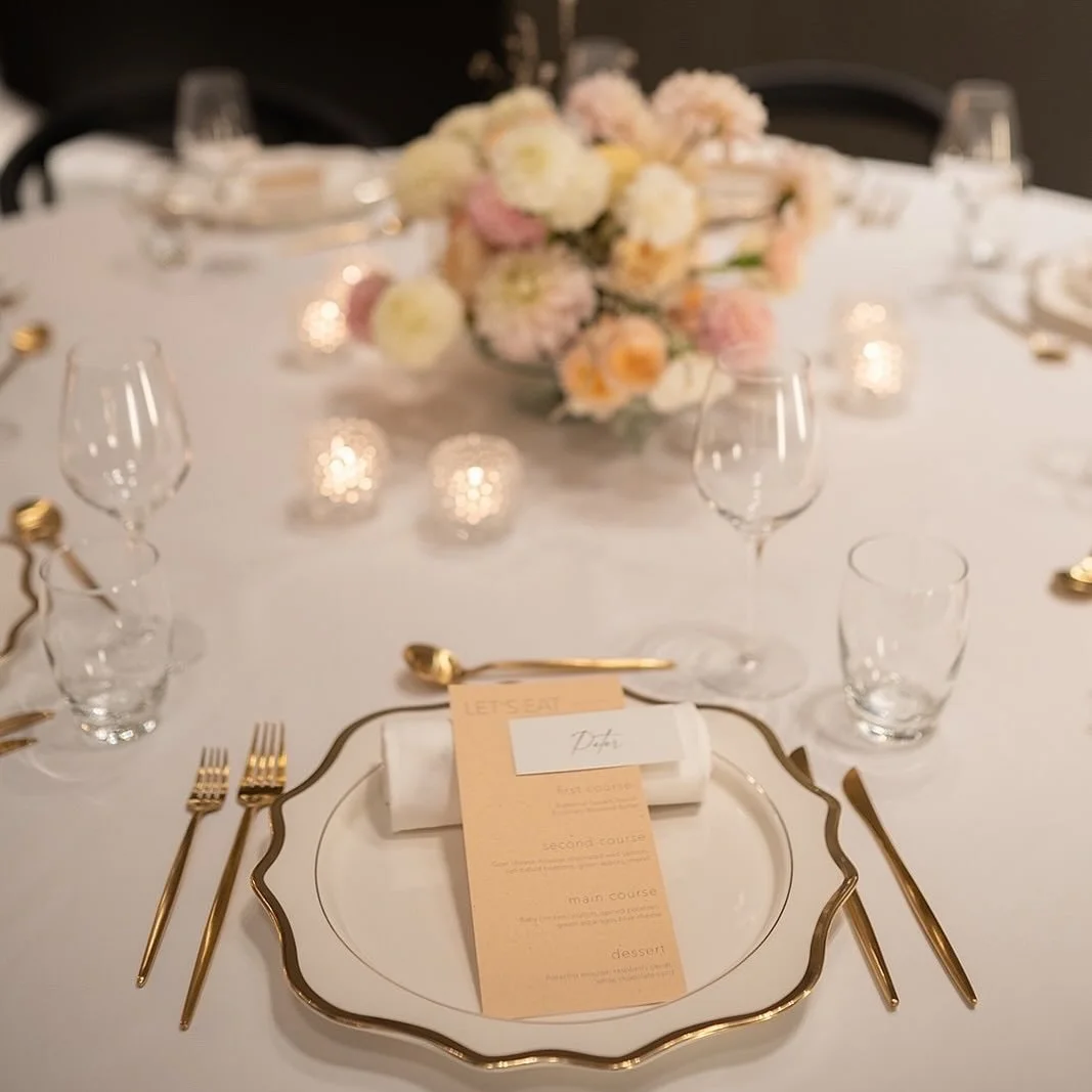 Modern elegancia, b&eacute;relhető form&aacute;ba - mi seg&iacute;t&uuml;nk, hogy minden r&eacute;szlet t&ouml;k&eacute;letes legyen #asztaldekor #rendezv&eacute;nyst&iacute;lus #tablescape ✨