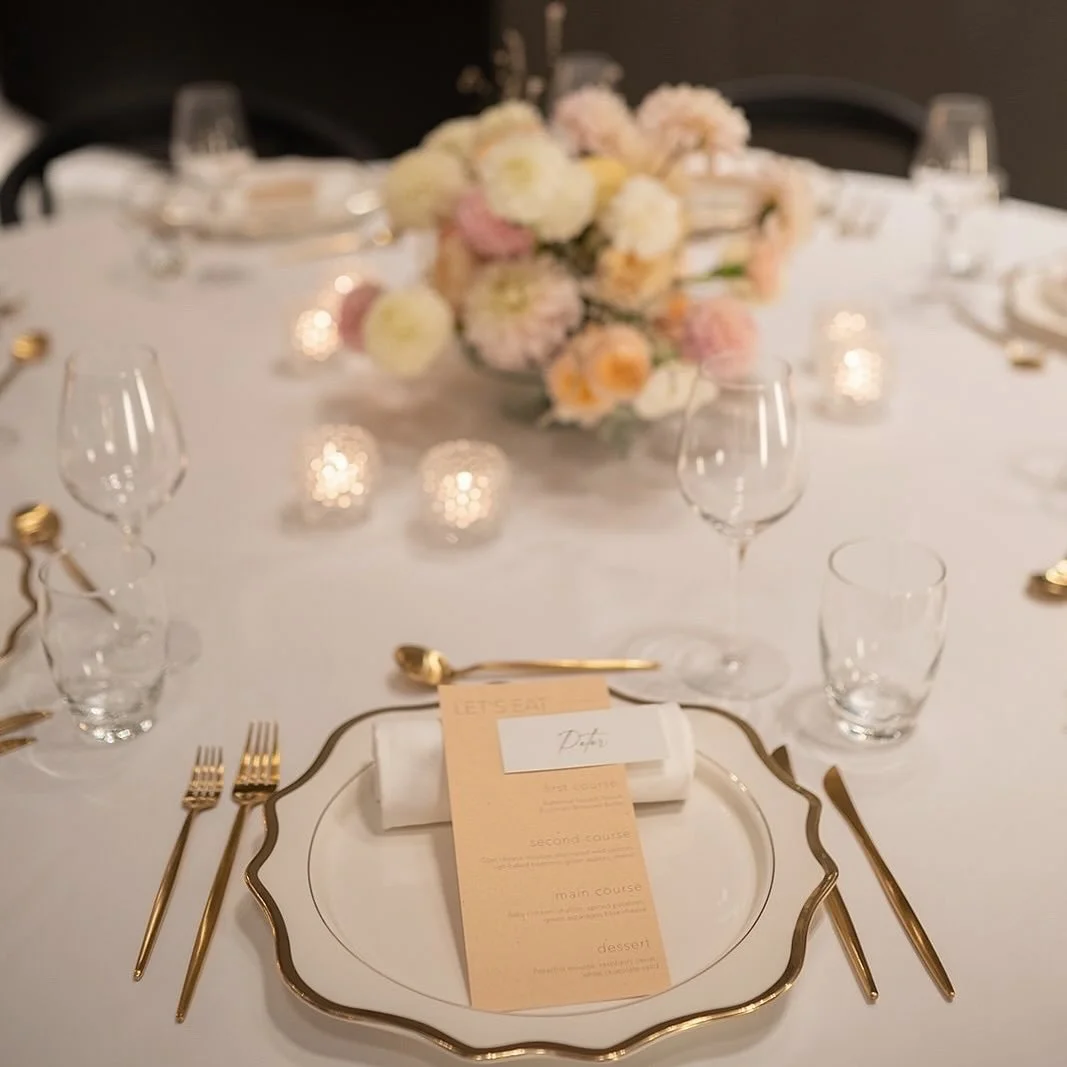 Modern elegancia, b&eacute;relhető form&aacute;ba - mi seg&iacute;t&uuml;nk, hogy minden r&eacute;szlet t&ouml;k&eacute;letes legyen #asztaldekor #rendezv&eacute;nyst&iacute;lus #tablescape ✨