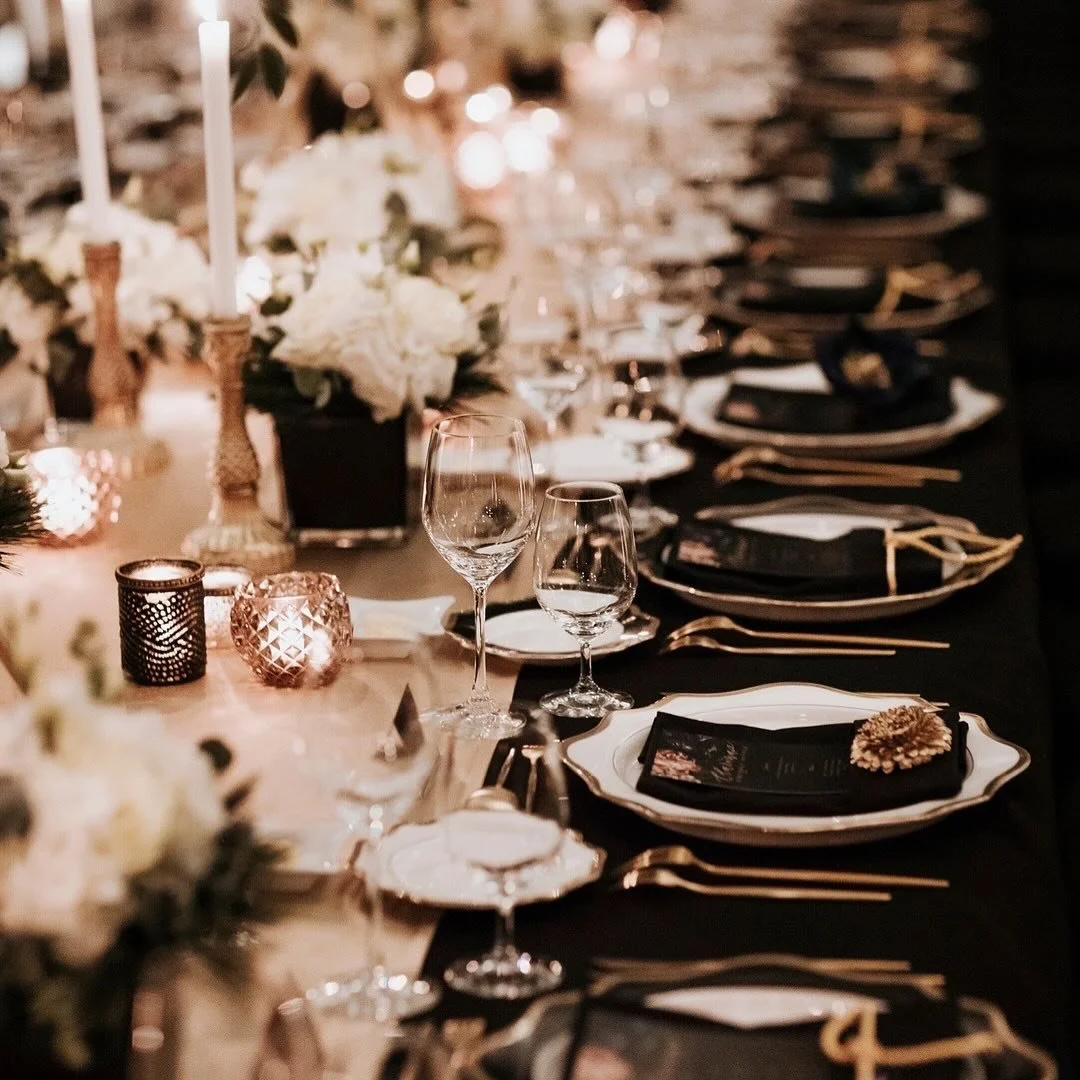 Ahol az &uuml;nnep eleganci&aacute;v&aacute; v&aacute;lik &mdash; black &amp; gold sophistication. Foglalj&aacute;tok le &uuml;nnepi asztaldekorotokat. 🖤✨🍾
⠀⠀⠀⠀⠀⠀⠀⠀⠀
#asztaldekor #rendezvenydekoracio #karacsonyidekor #szilveszteridekor #luxuseskuvo