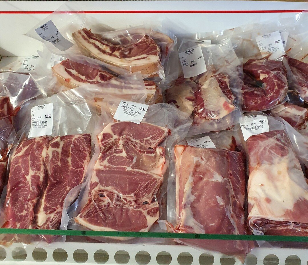 V&auml;lkomna ut till ossni R&auml;vninge idag fram till cirka 15.00 har vi fulla kylar med perfekt k&ouml;tt till grillen och allt f&ouml;r lata dagar...f&auml;rdiga k&ouml;ttbullar, korvar, bacon, &Auml;ppelmust, honung....😊
V&auml;lkomna!