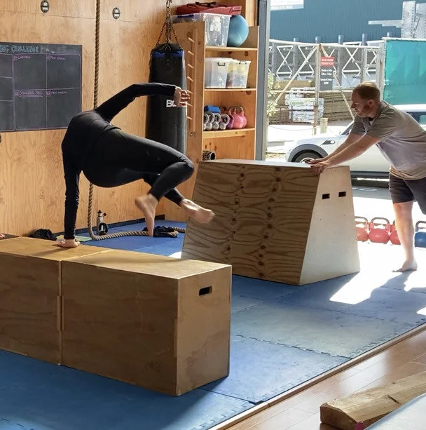 MovNat single handed side vault