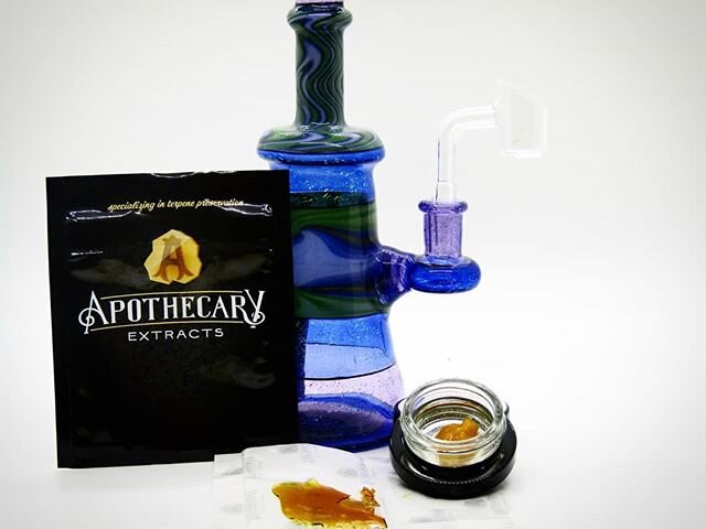 Enjoy 15% OFF during #shatterday &amp; Taste the #terps on this Tangie Dreams #batter 🍊🍋 &amp;  Birthday Cake #shatter 🎂🔥 by @apothecaryextractsok  #oklahomacannabiscommunity #dabstagram #cannabisculture420 #dabrigs #medsnotmids #710 #sq788 #cann