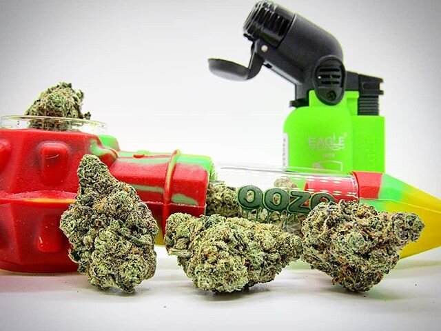 Save 10% Off Flower Today &amp; Pick up an @oozelife silicone hand pipe. Use the glass insert to resonate your buds to perfection!
Strain Feat: GSC Extreme 
#cannabiscommunity #420friendly #420 #weedstagram420 #indica #sativa #highsociety #oklahomaca