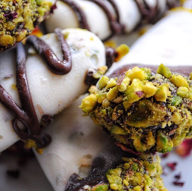 Deconstructed baklawa ice lolly/popsicle with chocolate and pistachio glaze? Yeah, we prefer &lsquo;gimme that lolly&rsquo; too.
⠀⠀
Such a simple recipe: 
1 cup Greek yoghurt + 1/4 tsp each of cardamom, almond extract, salt + 1/4 cup honey + 1/4 cup 