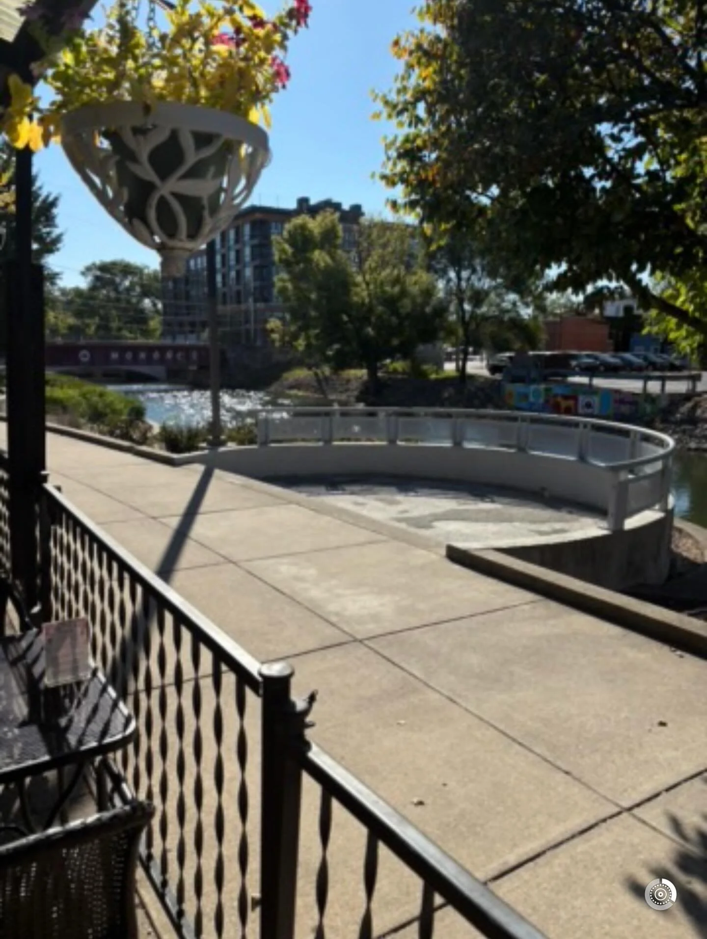 Sunshine, great food, and a waterfront view-what more could you ask for?
It&rsquo;s a beautiful day and our patio is open! Come relax by the water, enjoy your favorite Canal Bistro dishes, and sip something cold while you take in the view.